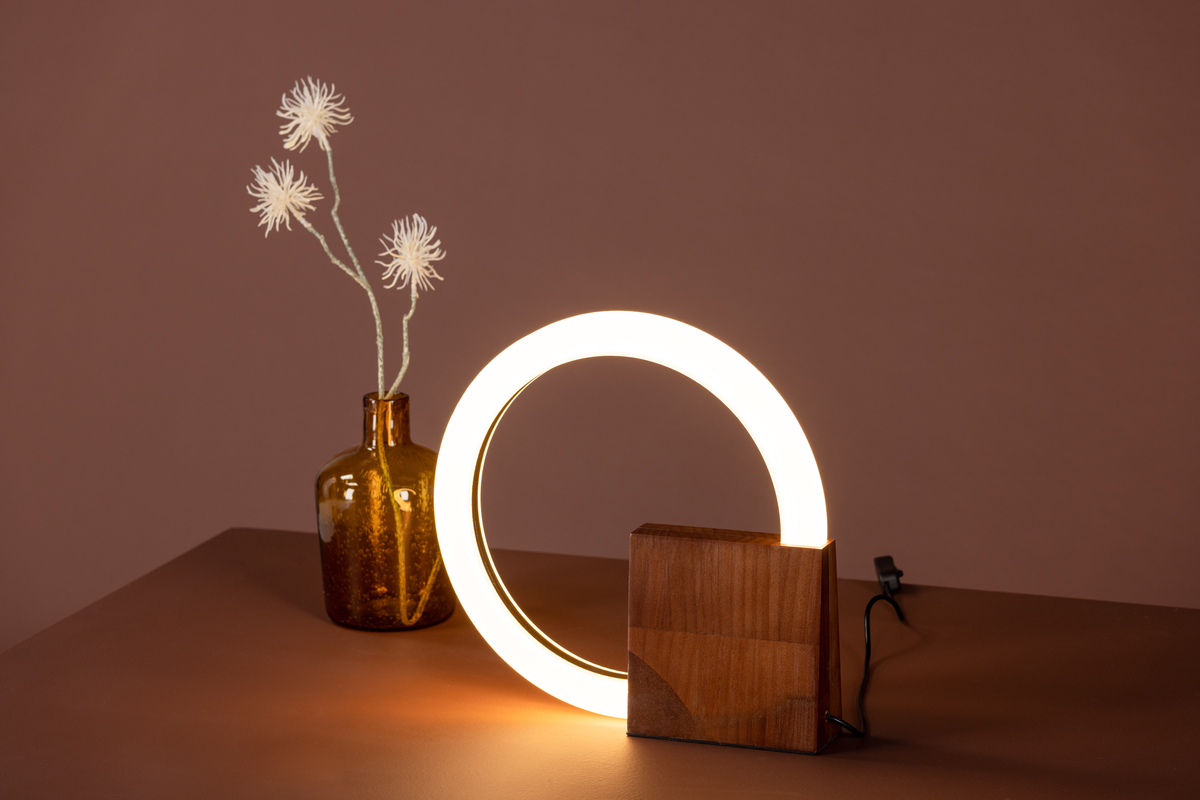 Brive 30cm Valnöt bordslampa från Venture Design - Bordslampan Brive har en lampfot i trendigt valn&ouml;tsf&auml;rgad tr&auml; och en vit cirkelformad lampram i akryl.