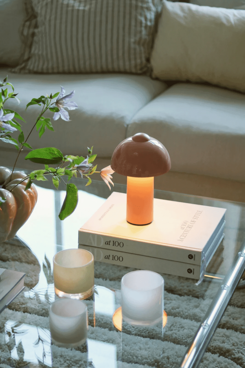 Buddy 25cm Rosa portabel från Globen Lighting - Den &auml;r IP44-klassad och passar d&auml;rf&ouml;r utm&auml;rkt f&ouml;r b&aring;de inom- och utomhusbruk, men b&ouml;r f&ouml;rvaras inomhus n&auml;r den inte anv&auml;nds.