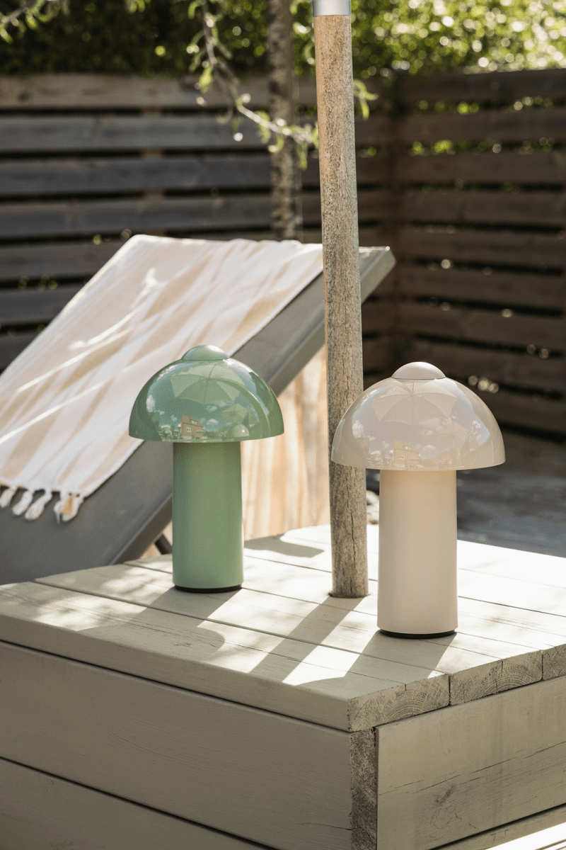 Buddy 25cm Grön portabel från Globen Lighting - Den &auml;r IP44-klassad och passar d&auml;rf&ouml;r utm&auml;rkt f&ouml;r b&aring;de inom- och utomhusbruk, men b&ouml;r f&ouml;rvaras inomhus n&auml;r den inte anv&auml;nds.