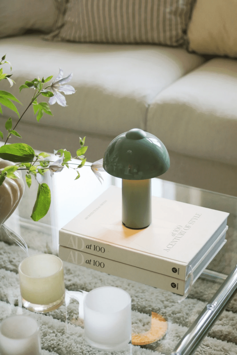 Buddy 25cm Grön portabel från Globen Lighting - Den &auml;r IP44-klassad och passar d&auml;rf&ouml;r utm&auml;rkt f&ouml;r b&aring;de inom- och utomhusbruk, men b&ouml;r f&ouml;rvaras inomhus n&auml;r den inte anv&auml;nds.