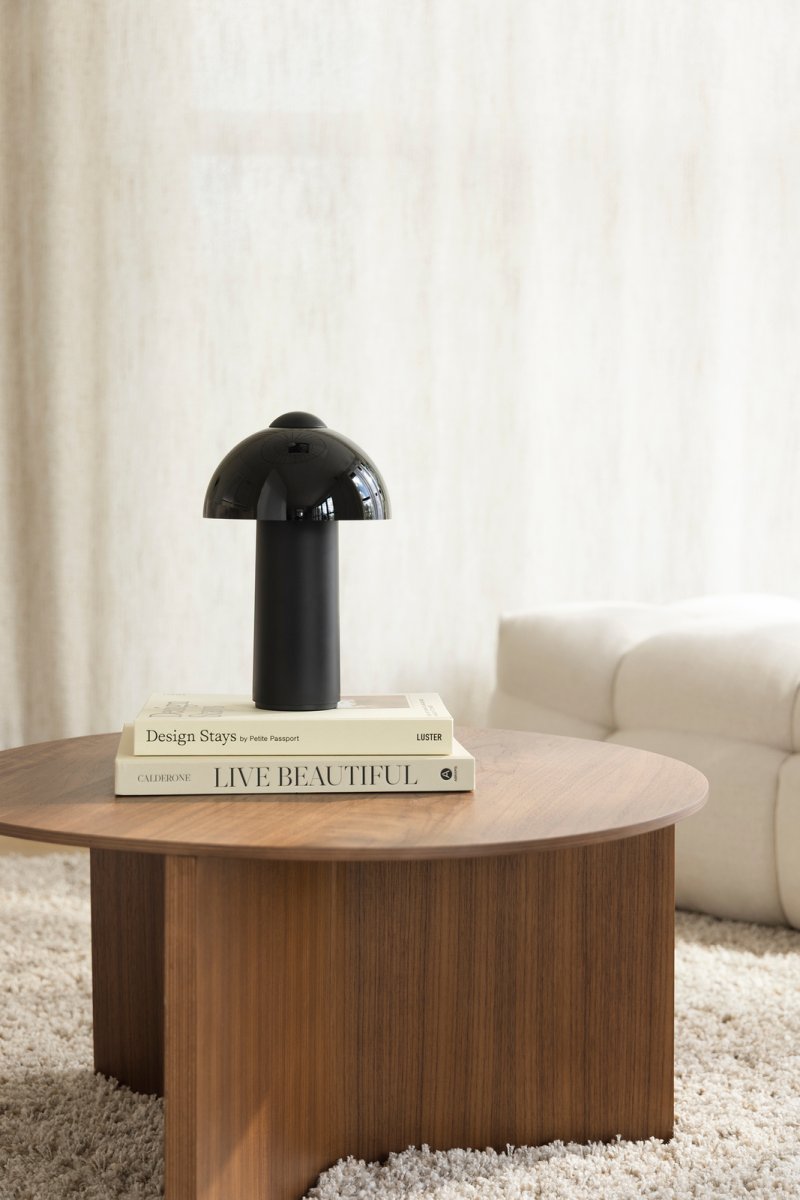 Buddy 25cm Svart portabel från Globen Lighting - Den &auml;r IP44-klassad och passar d&auml;rf&ouml;r utm&auml;rkt f&ouml;r b&aring;de inom- och utomhusbruk, men b&ouml;r f&ouml;rvaras inomhus n&auml;r den inte anv&auml;nds.