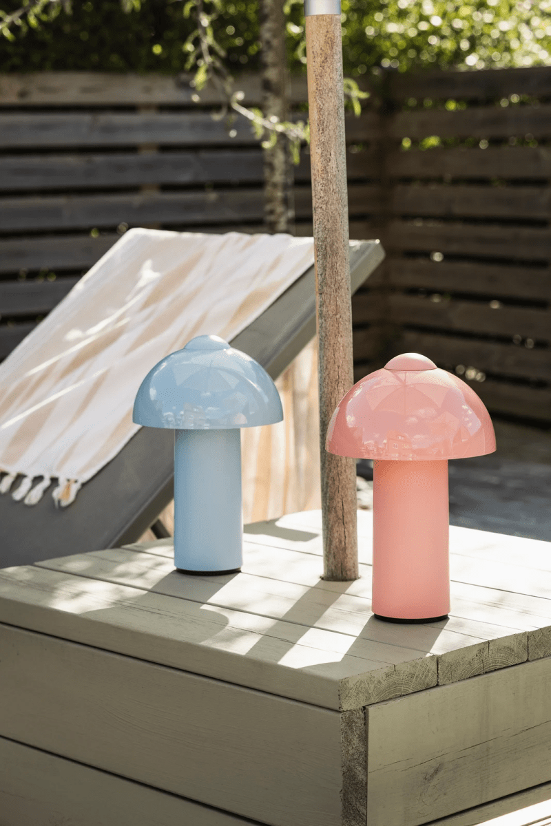Buddy 25cm Rosa portabel från Globen Lighting - Den &auml;r IP44-klassad och passar d&auml;rf&ouml;r utm&auml;rkt f&ouml;r b&aring;de inom- och utomhusbruk, men b&ouml;r f&ouml;rvaras inomhus n&auml;r den inte anv&auml;nds.