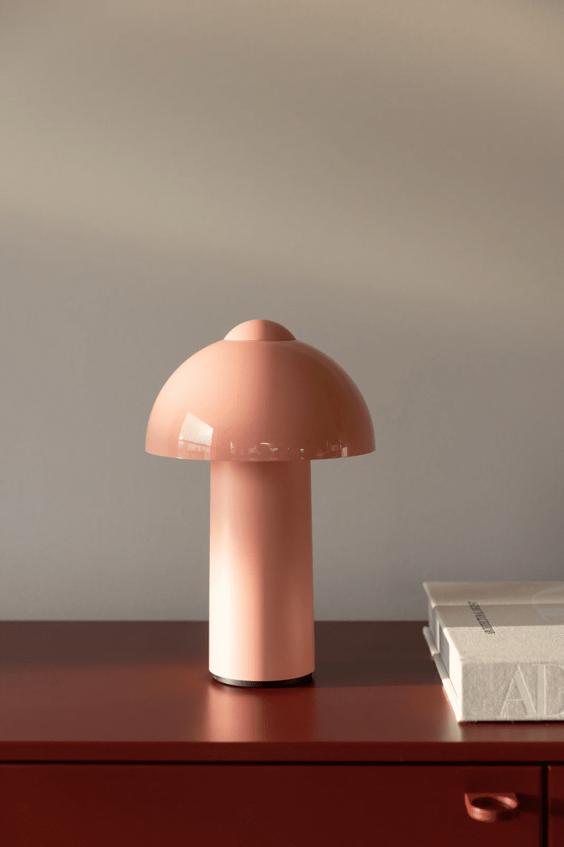 Buddy 25cm Rosa portabel från Globen Lighting - Den &auml;r IP44-klassad och passar d&auml;rf&ouml;r utm&auml;rkt f&ouml;r b&aring;de inom- och utomhusbruk, men b&ouml;r f&ouml;rvaras inomhus n&auml;r den inte anv&auml;nds.