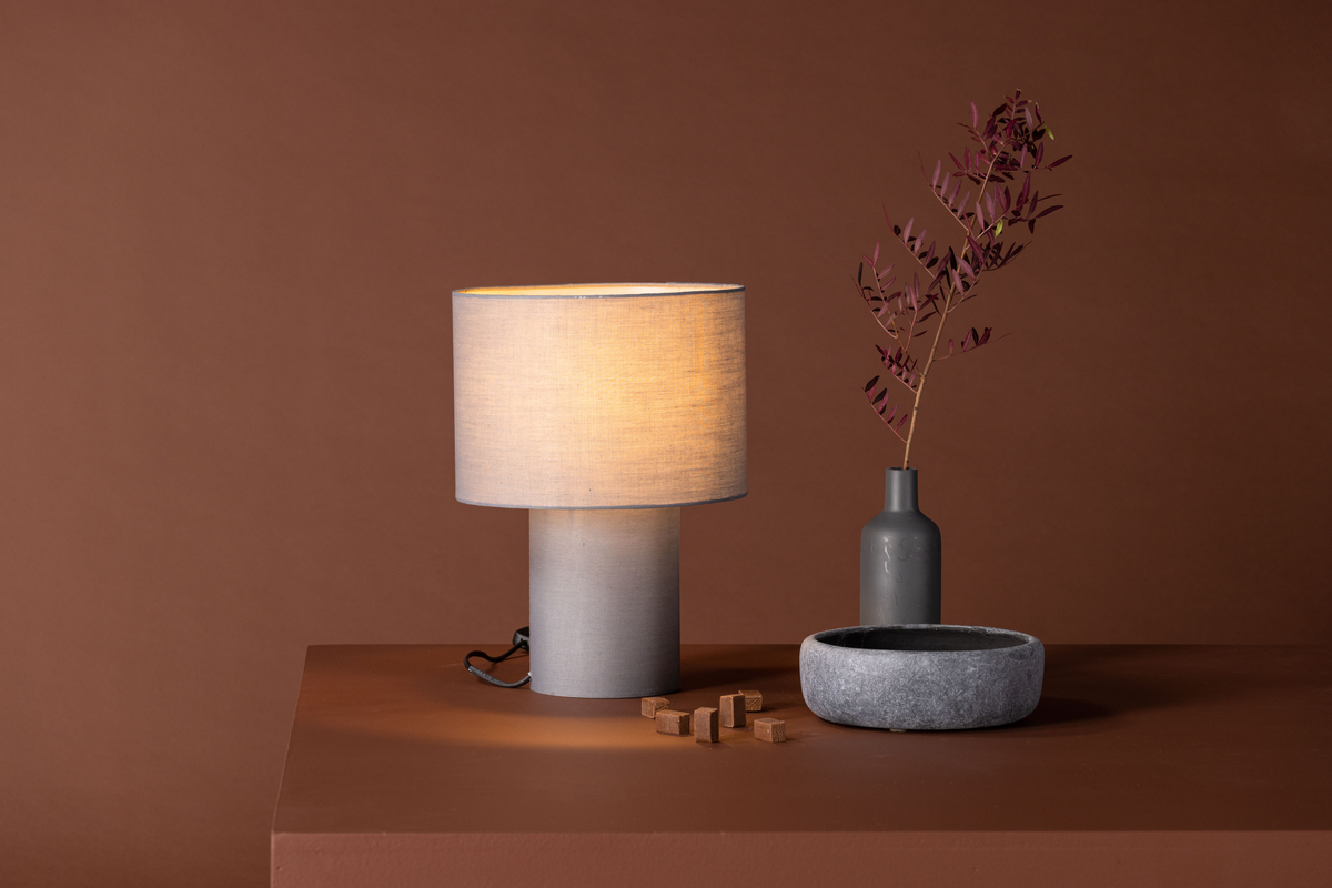 Etenio 33cm Grå bordslampa från Venture Design - Lampfoten och lampsk&auml;rmen &auml;r helt t&auml;ckt i ett vackert gr&aring;tt linne-tyg som tillf&ouml;r en mjuk k&auml;nsla till rummet.
