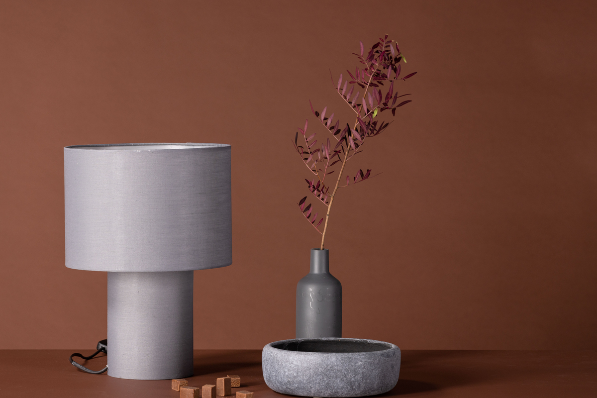 Etenio 33cm Grå bordslampa från Venture Design - Lampfoten och lampsk&auml;rmen &auml;r helt t&auml;ckt i ett vackert gr&aring;tt linne-tyg som tillf&ouml;r en mjuk k&auml;nsla till rummet.