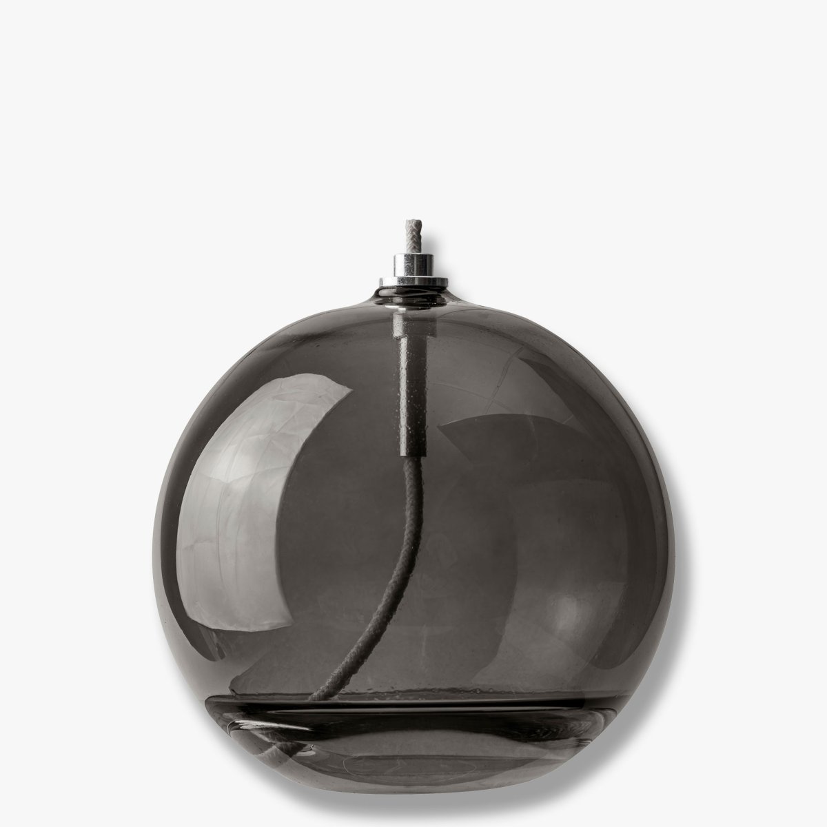 Oljelampa Aura Stor Rökfärgad från Mette Ditmer - Dess eleganta design och r&ouml;kf&auml;rgade glas sprider ett mjukt, varmt ljus som ger en lugn och mysig k&auml;nsla.