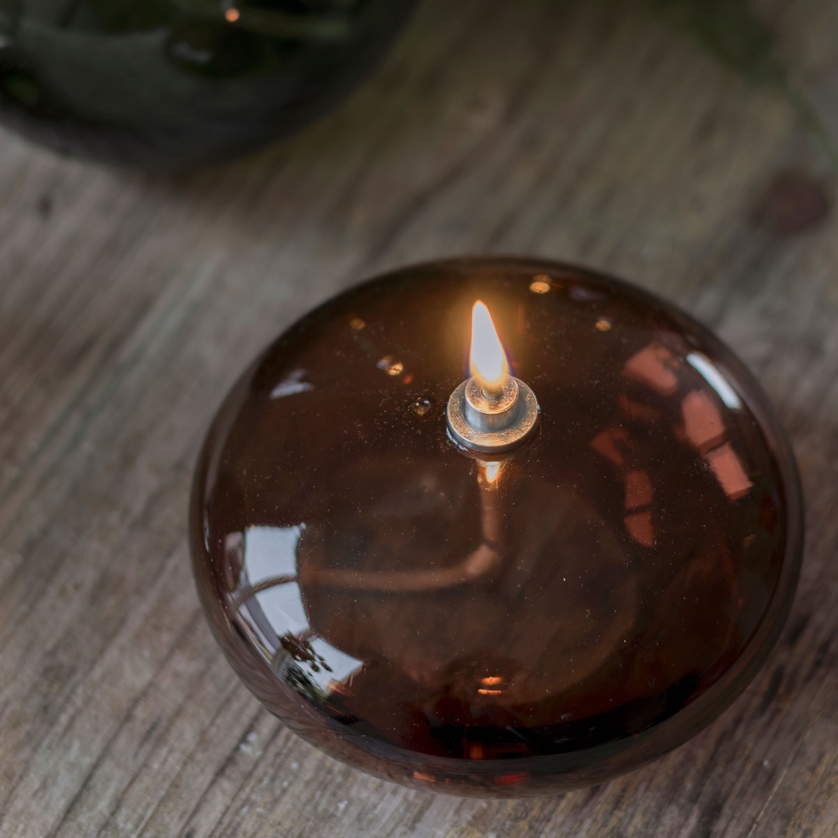 Oljelampa Aura Liten Brun från Mette Ditmer - Den djupa bruna f&auml;rgen ger en st&auml;mningsfull k&auml;nsla, och n&auml;r l&aring;gan t&auml;nds sprider lampan ett mjukt, varmt ljus som skapar en avkopplande atmosf&auml;r.