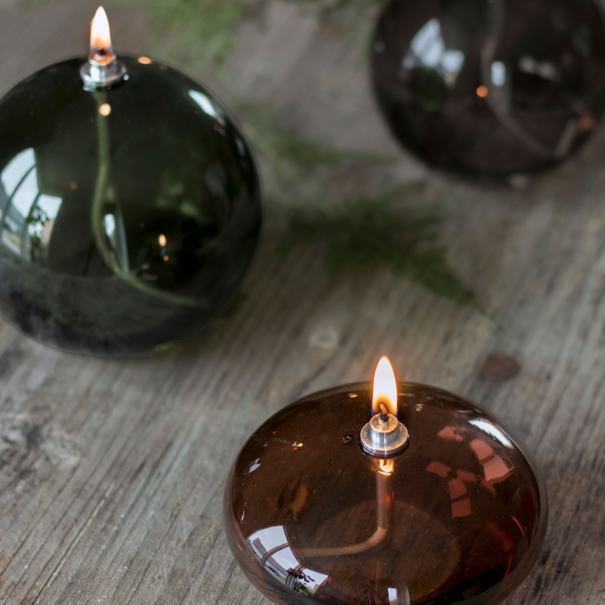 Oljelampa Aura Liten Brun från Mette Ditmer - Den djupa bruna f&auml;rgen ger en st&auml;mningsfull k&auml;nsla, och n&auml;r l&aring;gan t&auml;nds sprider lampan ett mjukt, varmt ljus som skapar en avkopplande atmosf&auml;r.