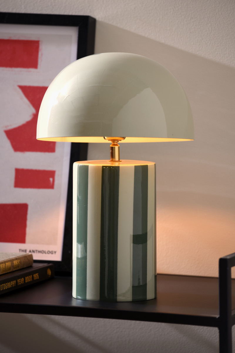 Rayado 34cm Grön bordslampa från Leitmotiv - Lampfoten har ett randigt m&ouml;nster i m&ouml;rkare gr&ouml;n och ljusare gr&ouml;n f&auml;rg, medan sk&auml;rmen g&aring;r i en matchande ljus gr&ouml;n ton som skapar ett enhetligt och mjukt uttryck.