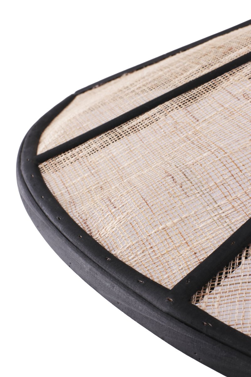 Akira Ø70 Natur/svart taklampa från Globen Lighting - Lampan &auml;r tillverkad i mattsvart betsat bambu och det beigea glesv&auml;vda linnetyget till&aring;ter ljuset att spridas vackert i rummet.