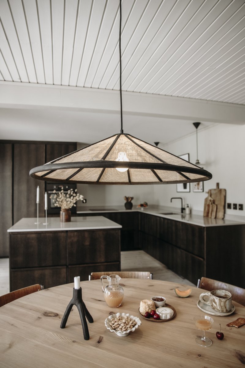 Akira Ø70 Natur/svart taklampa från Globen Lighting - Lampan &auml;r tillverkad i mattsvart betsat bambu och det beigea glesv&auml;vda linnetyget till&aring;ter ljuset att spridas vackert i rummet.