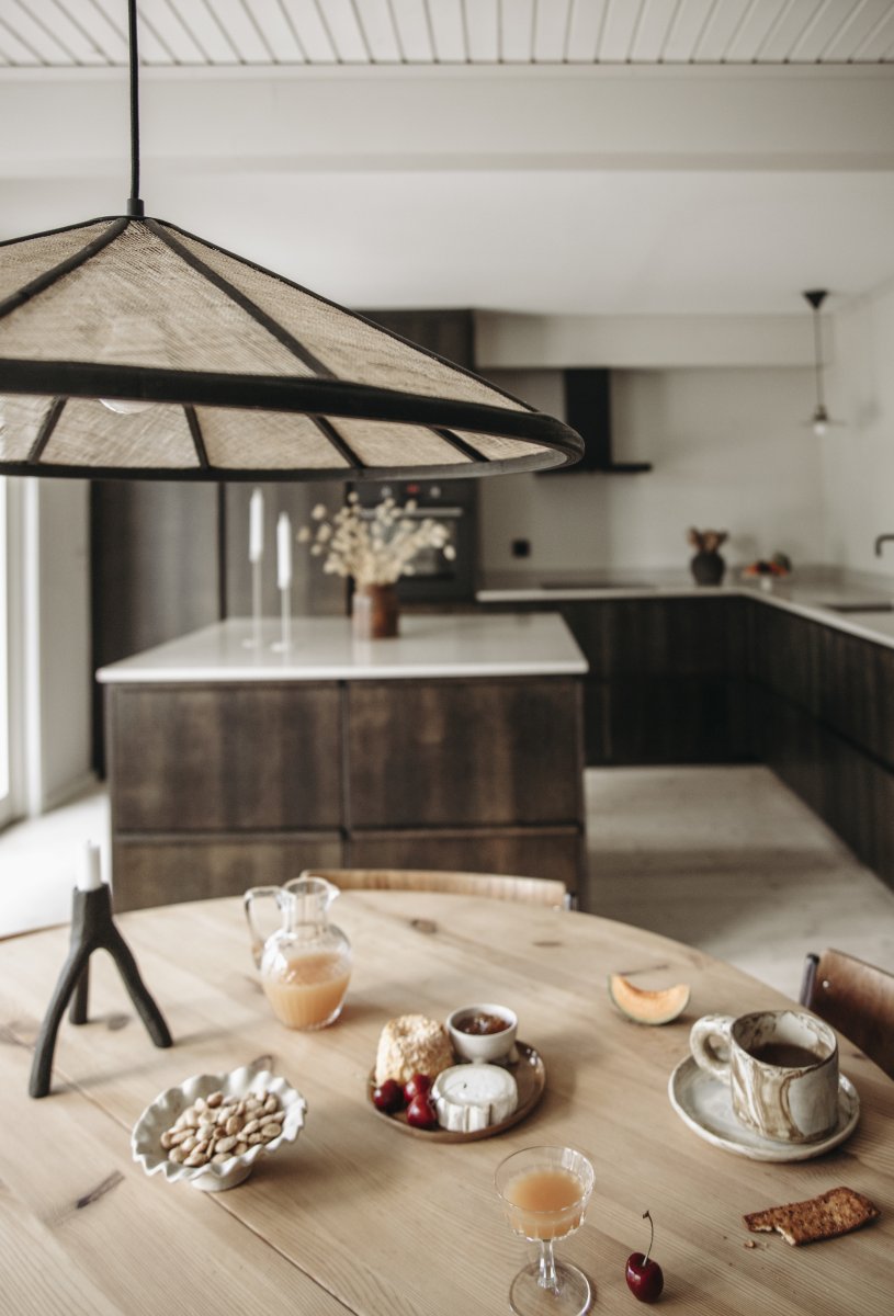 Akira Ø70 Natur/svart taklampa från Globen Lighting - Lampan &auml;r tillverkad i mattsvart betsat bambu och det beigea glesv&auml;vda linnetyget till&aring;ter ljuset att spridas vackert i rummet.