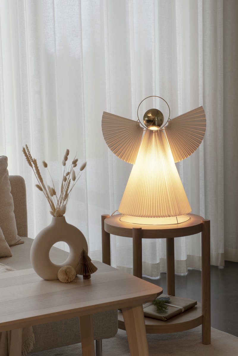Pappersängel 54cm Vit från Konstsmide - &Auml;ngeln &auml;r tillverkad av vackert plisserat vitt papper med eleganta detaljer i m&auml;ssingfinish som ger ett stilfullt uttryck.