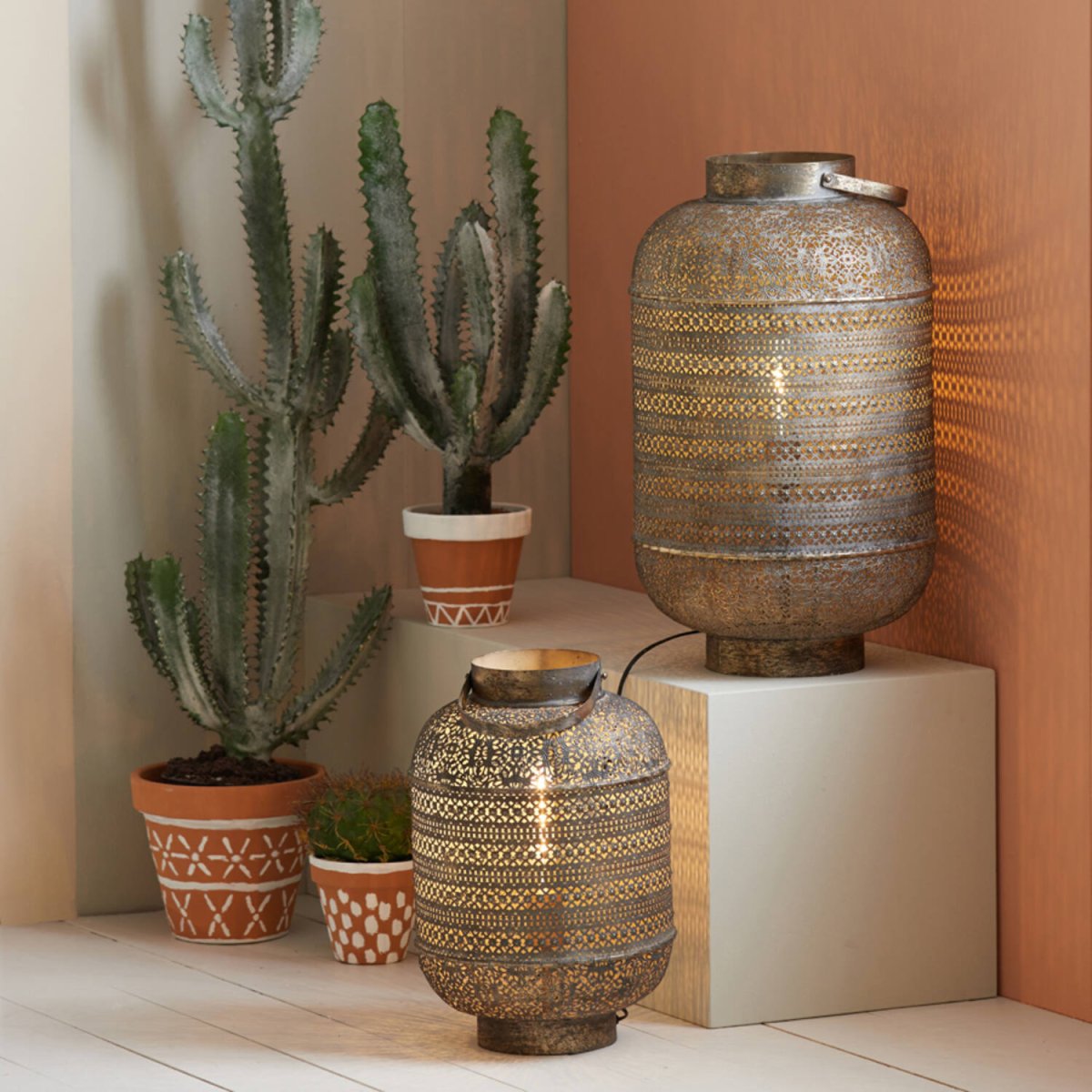 Udupi 62cm Brons bordslampa från Light & Living - Skapa en varm och inbjudande atmosf&auml;r med Udupi, en elegant lampa i brons finish.