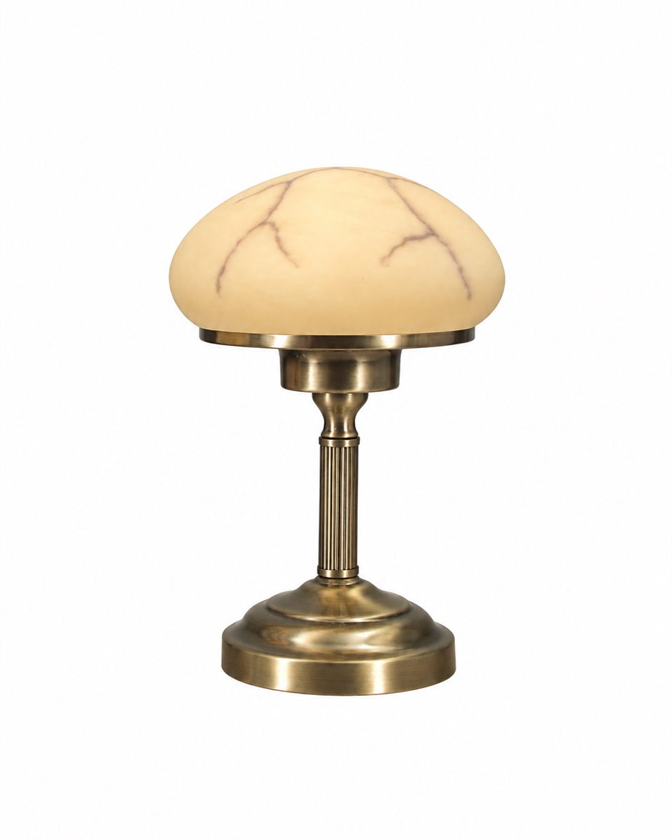 August 28cm Antikmässing bordslampa från Aneta Lighting - Med sin klassiska design i antik metall och en vacker alabaster-liknande sk&auml;rm sprider den ett varmt och behagligt ljus som skapar en inbjudande atmosf&auml;r i vilket rum som helst.