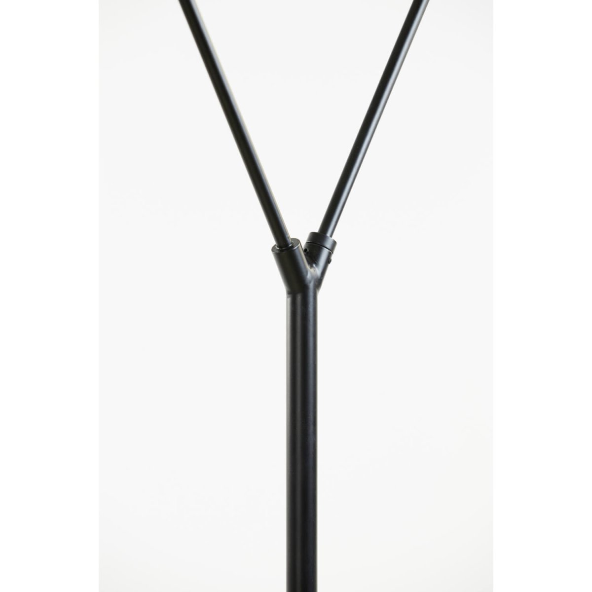 Orion 2 Svart golvlampa från Light & Living - Orion &auml;r en elegant golvlampa i mattsvart j&auml;rn, perfekt f&ouml;r modern inredning.