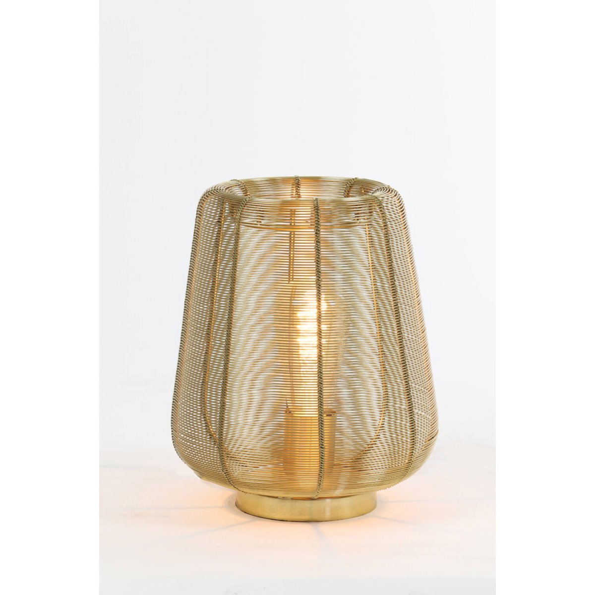 Adeta 26cm Guld bordslampa från Light & Living - Den &ouml;ppna konstruktionen skapar vackra skuggspel och g&ouml;r den till en perfekt detalj i b&aring;de industriella och skandinaviska hem.