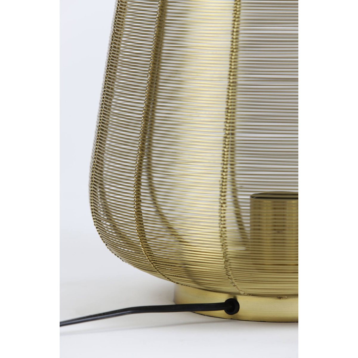 Adeta 26cm Guld bordslampa från Light & Living - Den &ouml;ppna konstruktionen skapar vackra skuggspel och g&ouml;r den till en perfekt detalj i b&aring;de industriella och skandinaviska hem.