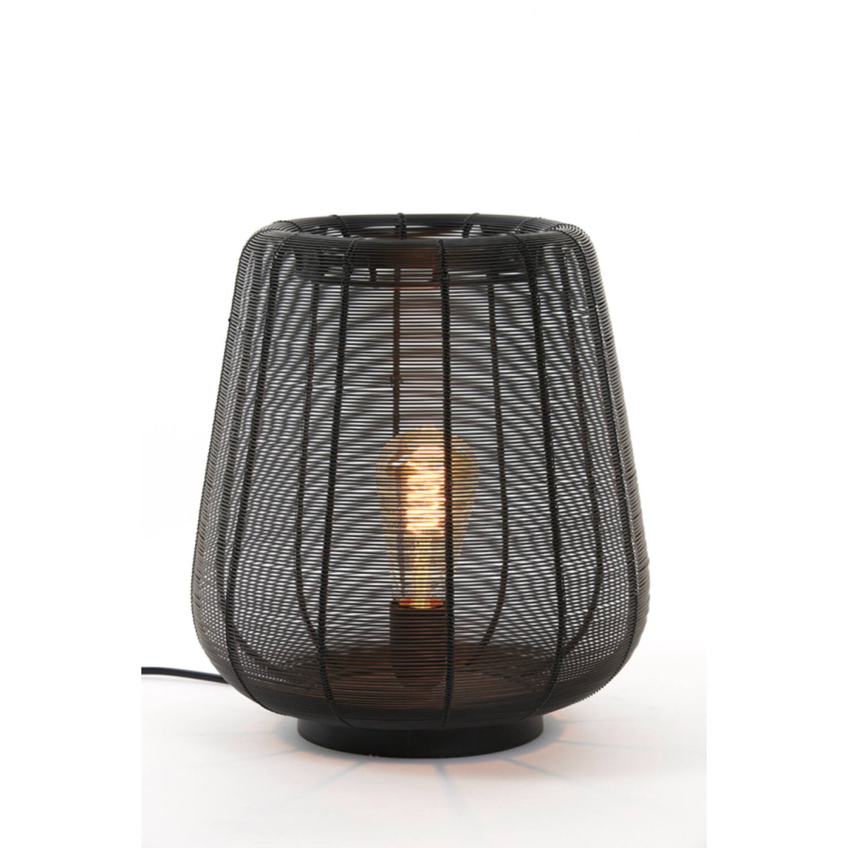 Adeta 32cm Svart bordslampa från Light & Living - Den &ouml;ppna konstruktionen skapar vackra skuggspel och g&ouml;r den till en perfekt detalj i b&aring;de industriella och skandinaviska hem.