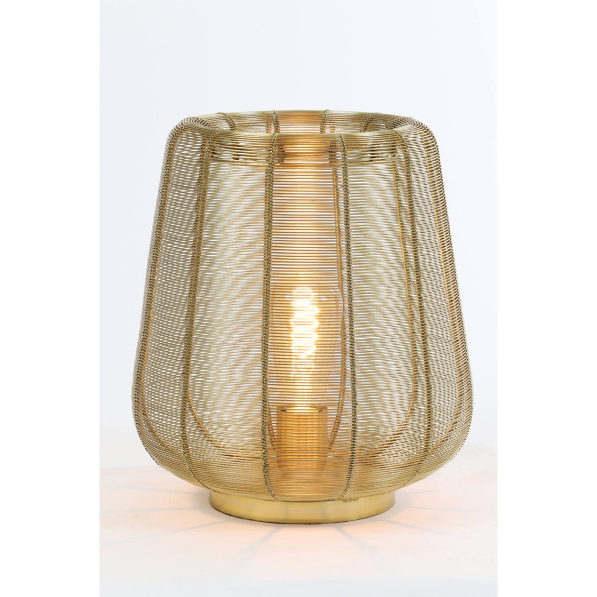 Adeta 32cm Guld bordslampa från Light & Living - Den &ouml;ppna konstruktionen skapar vackra skuggspel och g&ouml;r den till en perfekt detalj i b&aring;de industriella och skandinaviska hem.