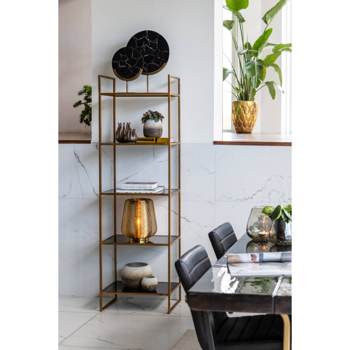 Adeta 32cm Guld bordslampa från Light & Living - Den &ouml;ppna konstruktionen skapar vackra skuggspel och g&ouml;r den till en perfekt detalj i b&aring;de industriella och skandinaviska hem.