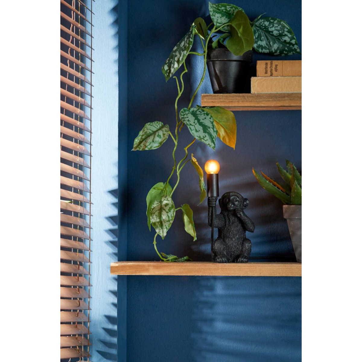 Monkey 23cm Svart bordslampa från Light & Living - Monkey &auml;r en lekfull lampa med karakt&auml;r, l&aring;t den lysa upp ditt hem med sin unika och charmiga design!