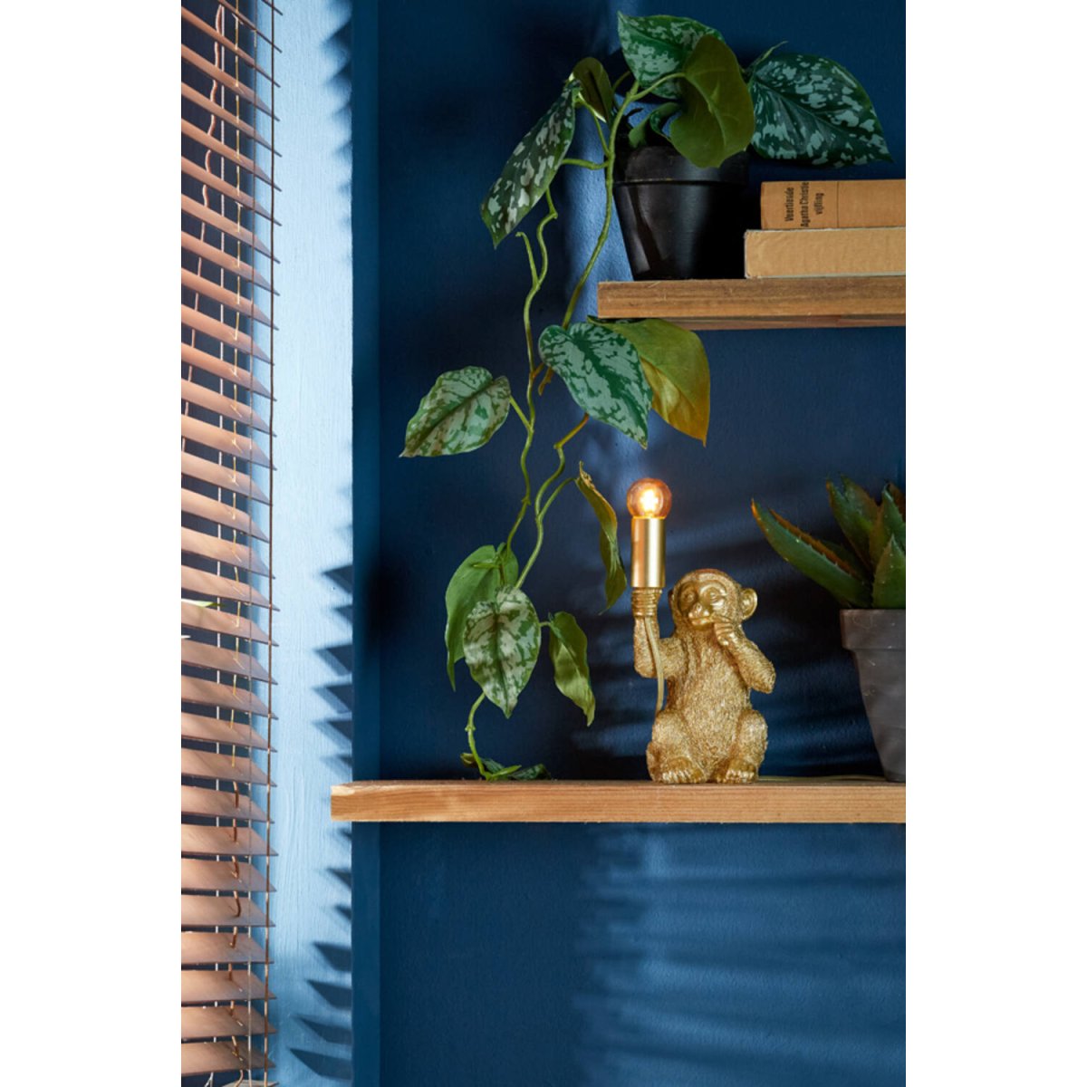 Monkey 23cm Guld bordslampa från Light & Living - Monkey &auml;r en lekfull lampa med karakt&auml;r, l&aring;t den lysa upp ditt hem med sin unika och charmiga design!