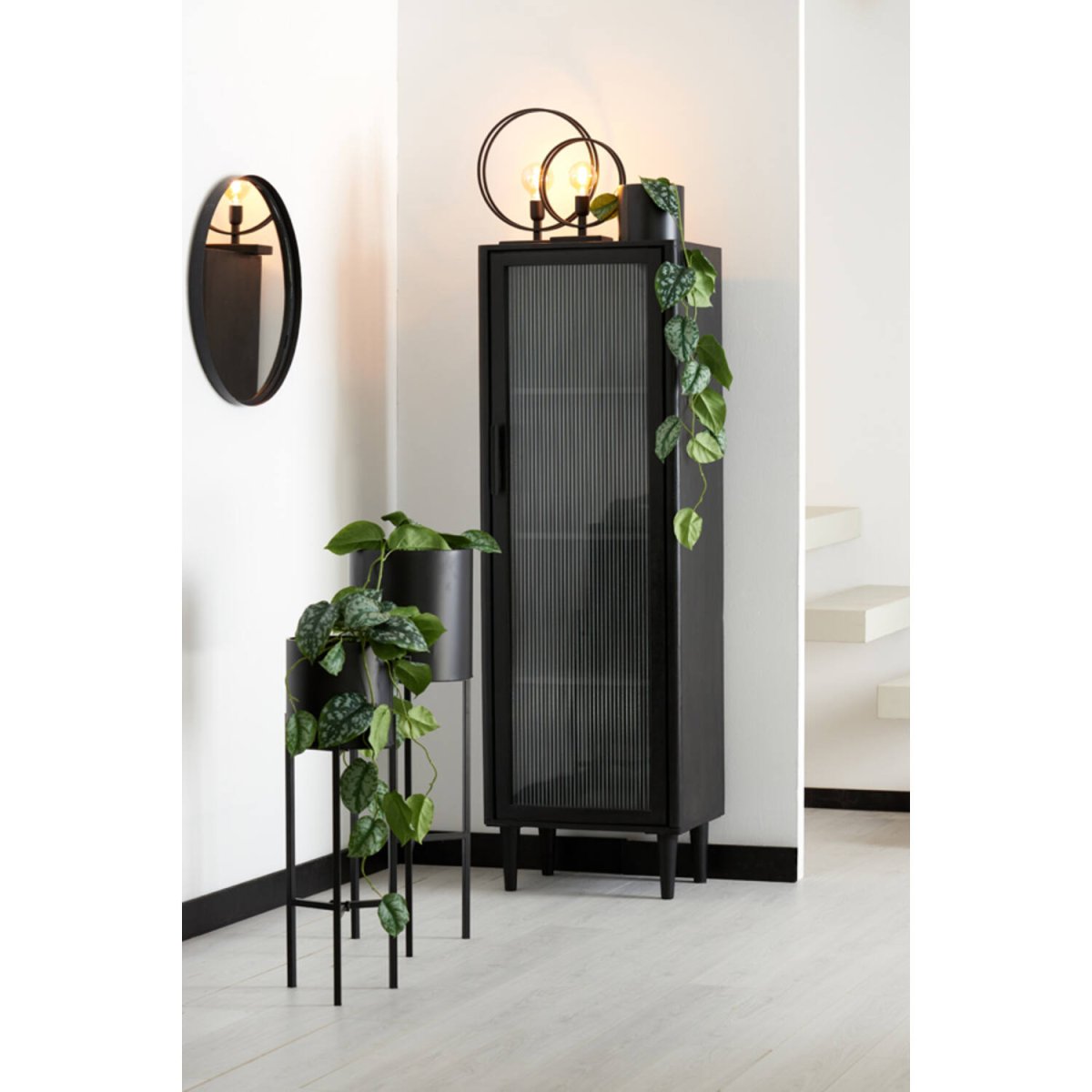 Rudra 40cm Svart bordslampa från Light & Living - Perfekt f&ouml;r dig som vill ha en modern och sofistikerad inredningsdetalj.