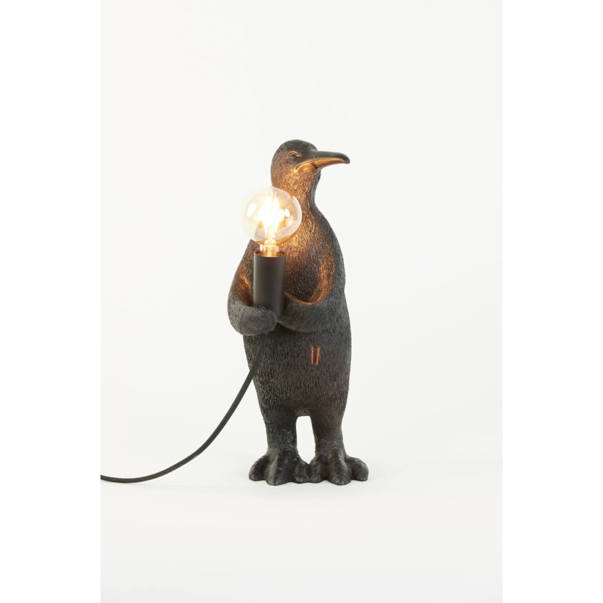 Penguin 34cm Svart bordslampa från Light & Living - Penguin &auml;r en charmig och lekfull lampan, l&aring;t den sprida ljus och gl&auml;dje i ditt hem!