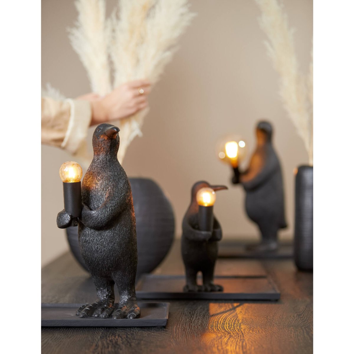 Penguin 34cm Svart bordslampa från Light & Living - Penguin &auml;r en charmig och lekfull lampan, l&aring;t den sprida ljus och gl&auml;dje i ditt hem!