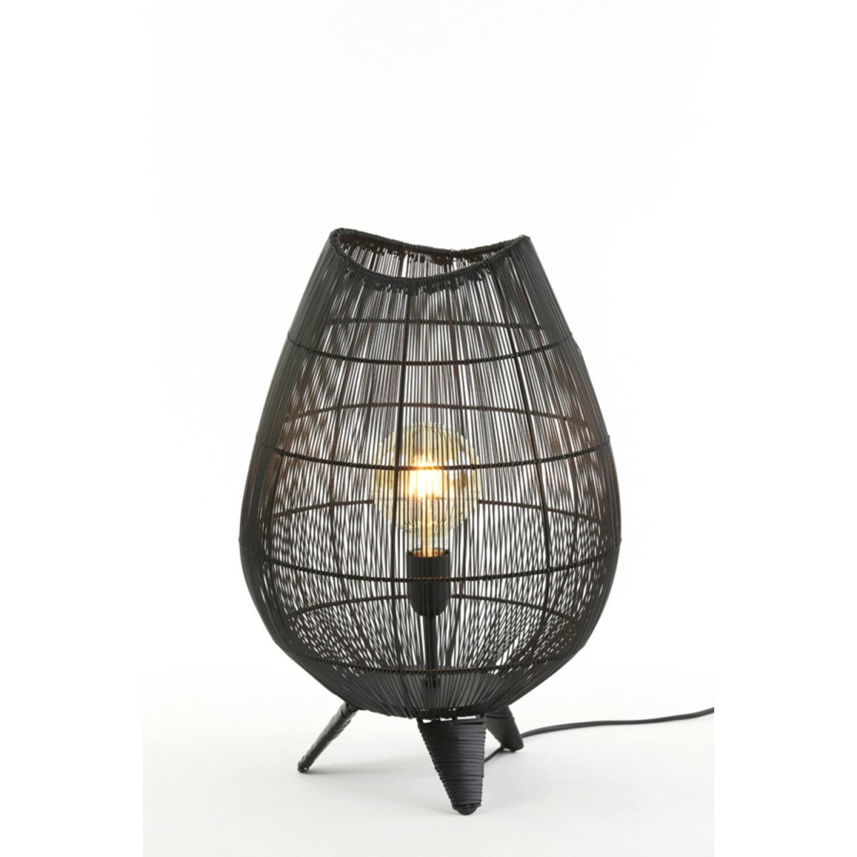 Yumi 47cm Svart bordslampa från Light & Living - Den luftiga designen ger ett vackert ljusspel och passar b&aring;de moderna och industriella inredningsstilar.