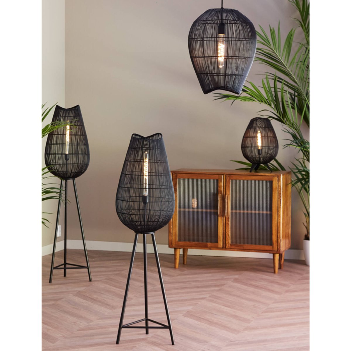 Yumi 47cm Svart bordslampa från Light & Living - Den luftiga designen ger ett vackert ljusspel och passar b&aring;de moderna och industriella inredningsstilar.