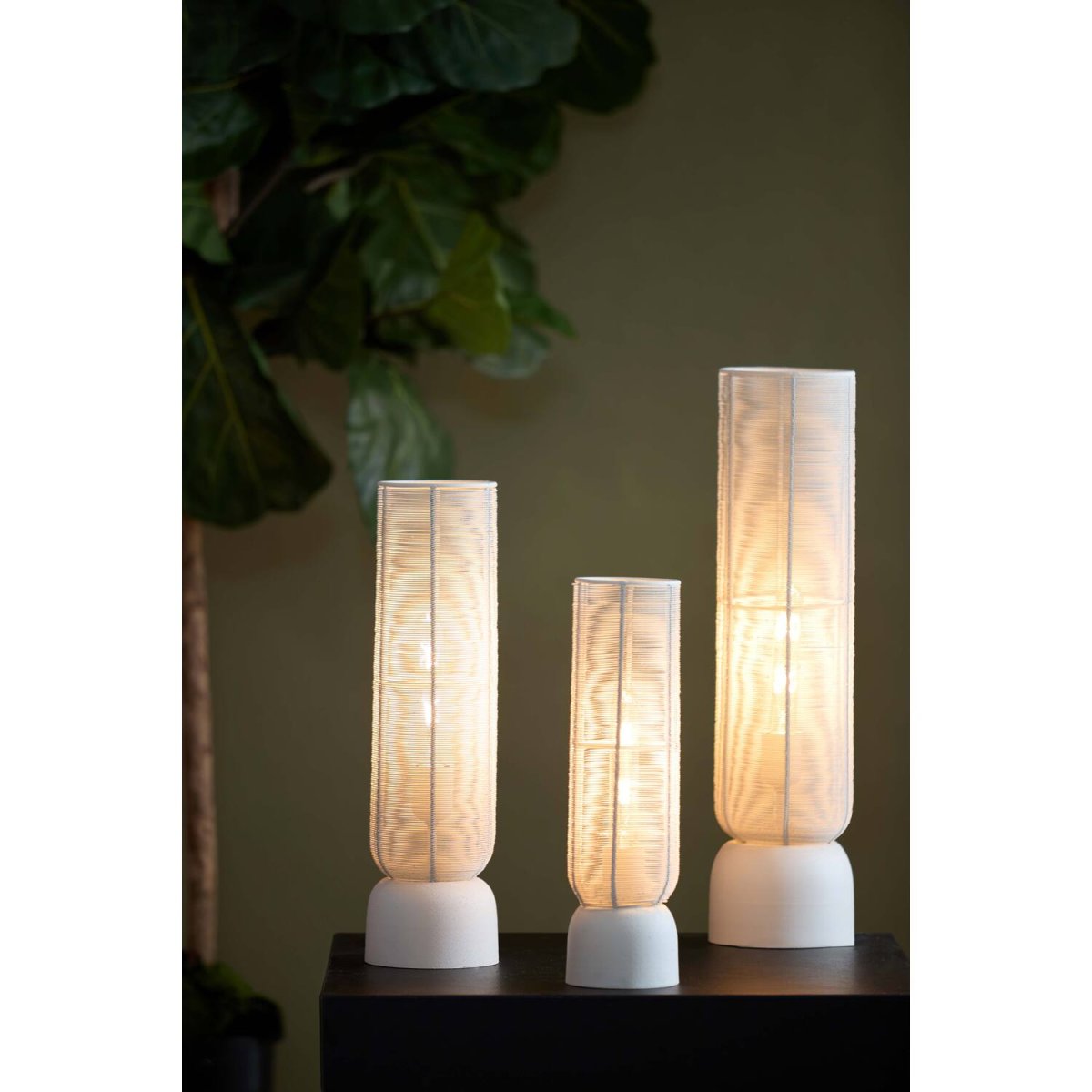 Lezuza 50cm Krämvit bordslampa från Light & Living - Lezuza &auml;r en sofistikerad lampa i kr&auml;mvit metall som skapar en mjuk och harmonisk belysning.