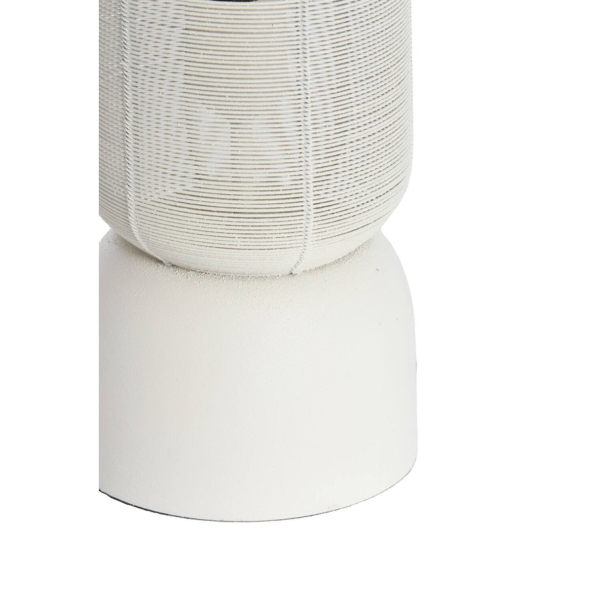 Lezuza 60cm Krämvit bordslampa från Light & Living - Lezuza &auml;r en sofistikerad lampa i kr&auml;mvit metall som skapar en mjuk och harmonisk belysning.