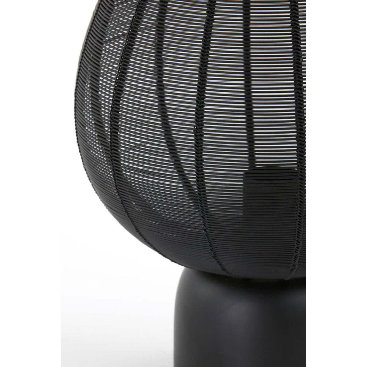 Suneko 34cm Svart bordslampa från Light & Living - Dess eleganta form och unika design g&ouml;r den till en perfekt detalj f&ouml;r b&aring;de moderna och industriella milj&ouml;er.