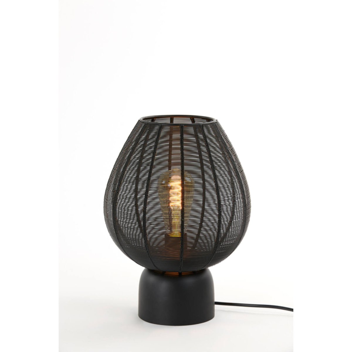 Suneko 34cm Svart bordslampa från Light & Living - Dess eleganta form och unika design g&ouml;r den till en perfekt detalj f&ouml;r b&aring;de moderna och industriella milj&ouml;er.