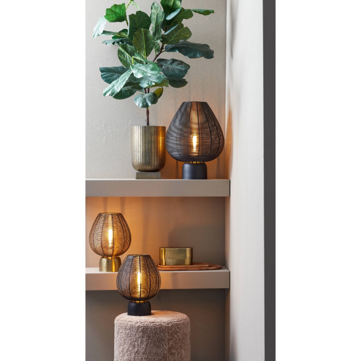 Suneko 34cm Svart bordslampa från Light & Living - Dess eleganta form och unika design g&ouml;r den till en perfekt detalj f&ouml;r b&aring;de moderna och industriella milj&ouml;er.