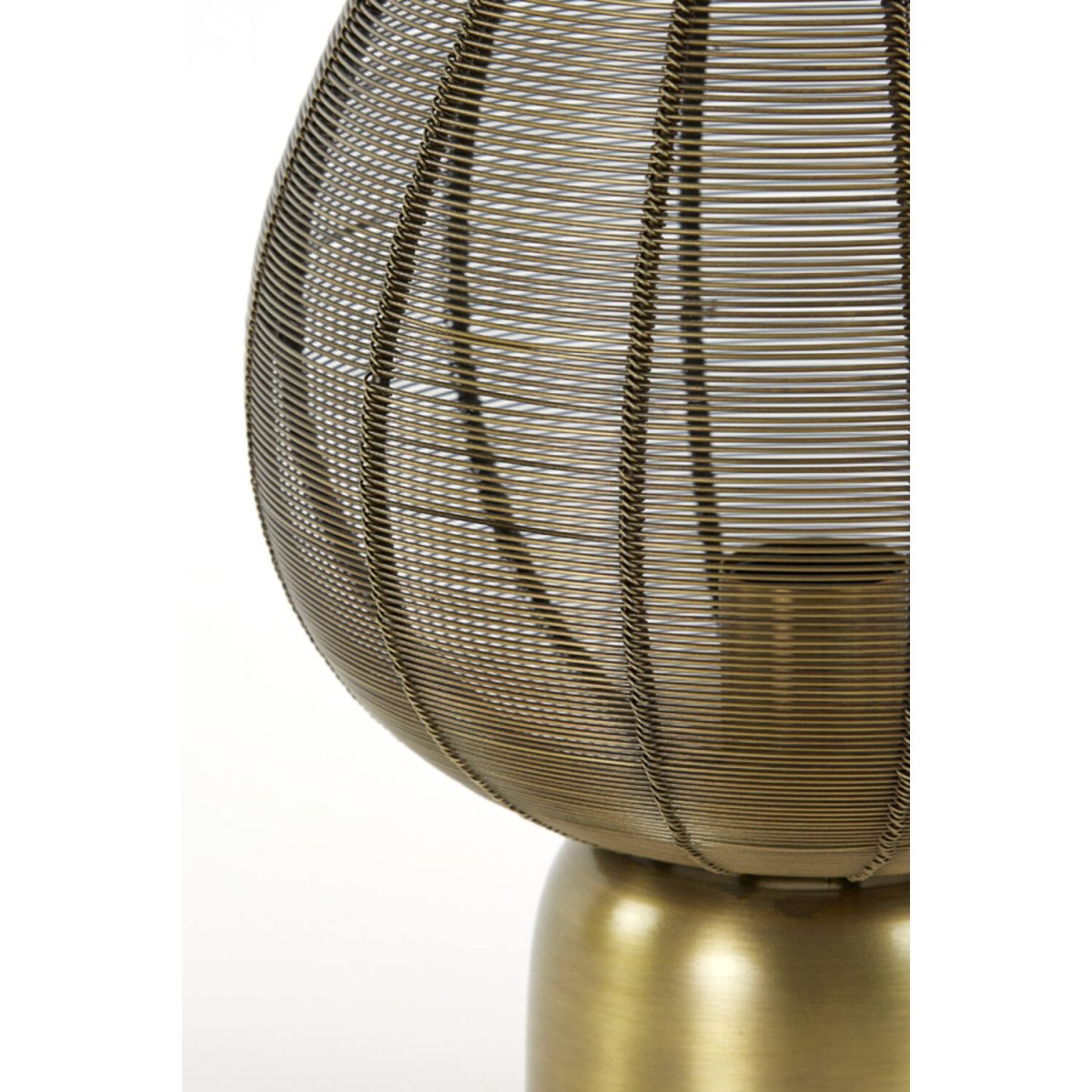 Suneko 34cm Antikguld bordslampa från Light & Living - Suneko &auml;r en elegant lampa av j&auml;rn i en antik guldfinish, d&auml;r den luftiga konstruktionen skapar ett vackert ljusspel.