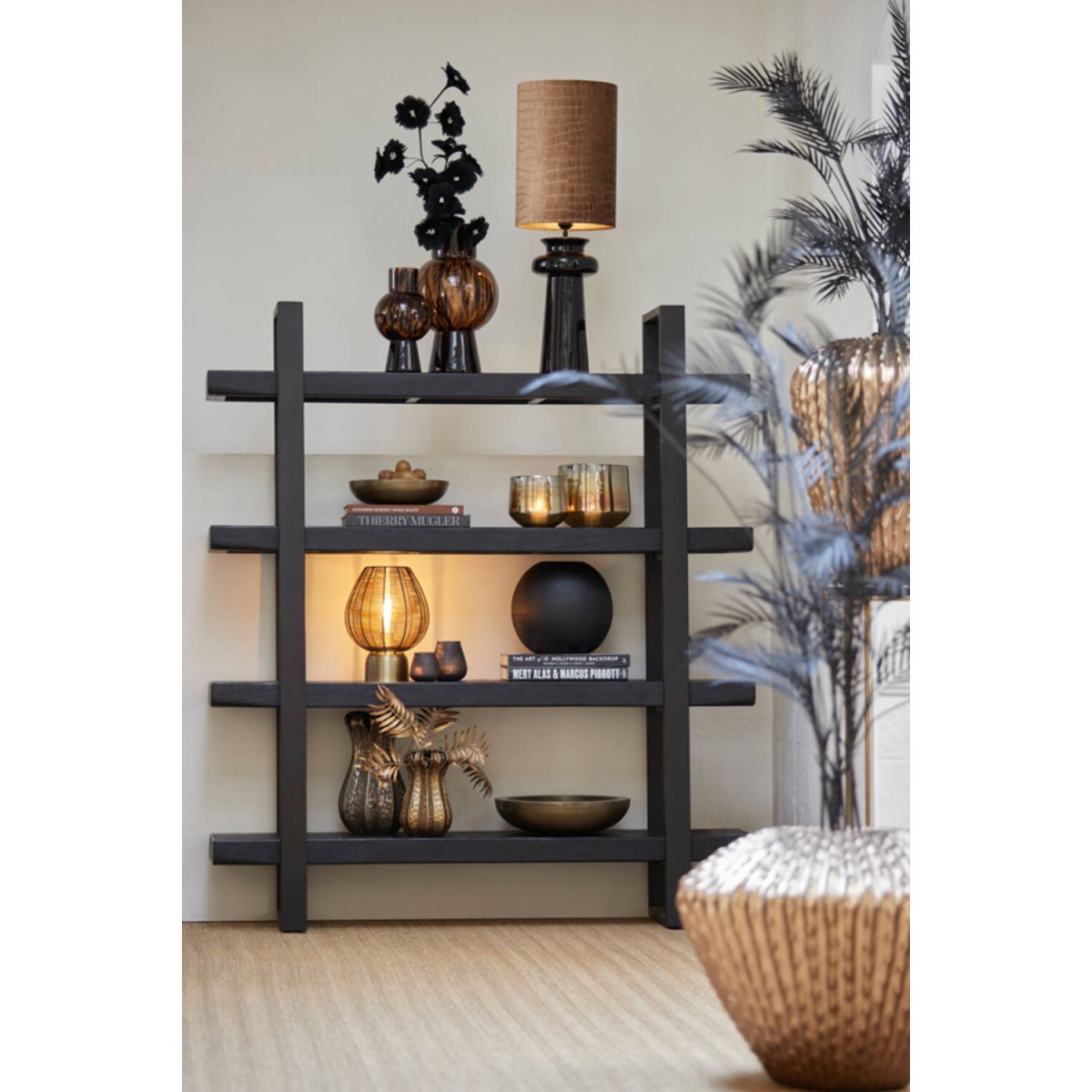 Suneko 34cm Antikguld bordslampa från Light & Living - Suneko &auml;r en elegant lampa av j&auml;rn i en antik guldfinish, d&auml;r den luftiga konstruktionen skapar ett vackert ljusspel.