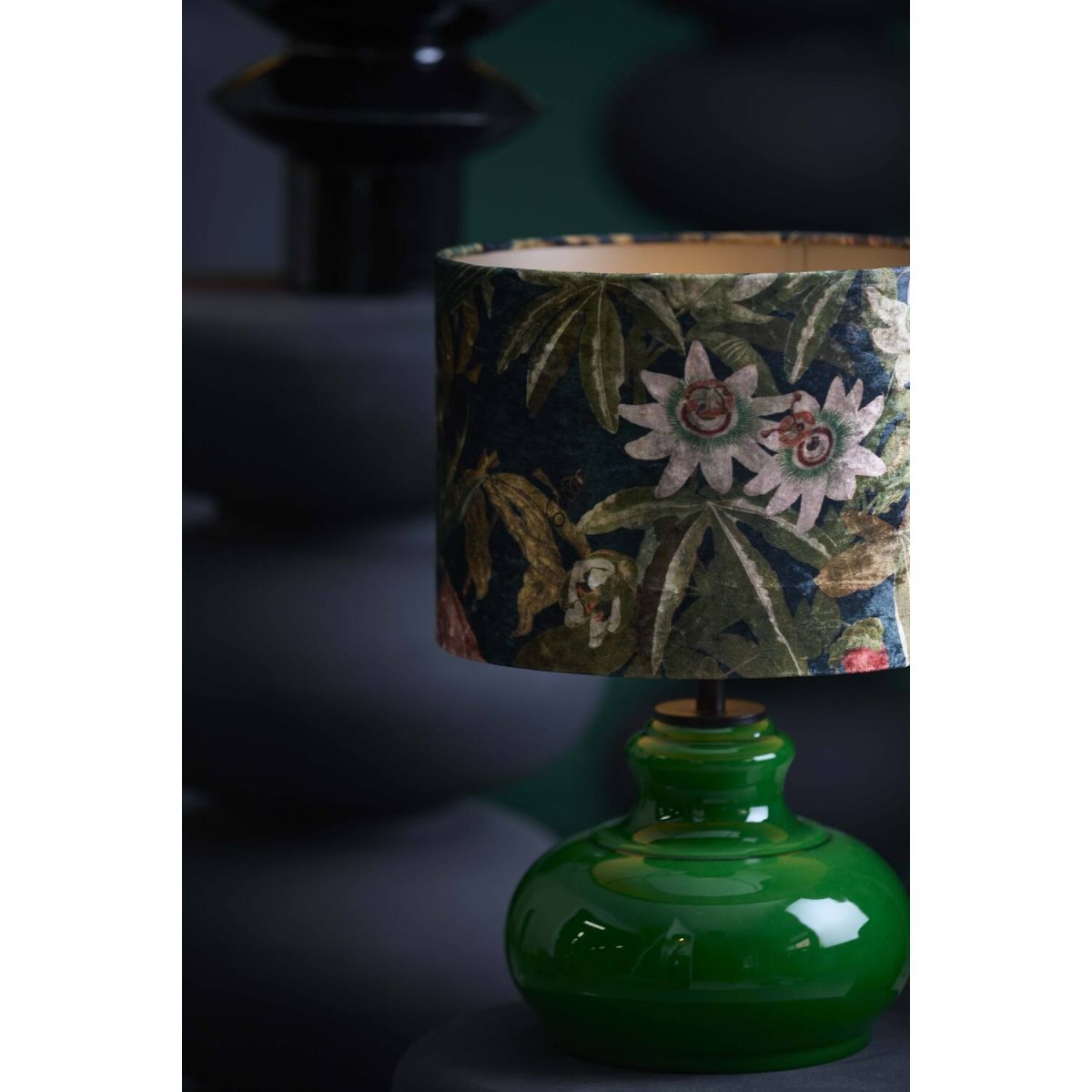 Verde 28cm Grön från Light & Living - Dess mjuka, runda form och djupa f&auml;rg skapar en harmonisk balans mellan klassisk och modern design.