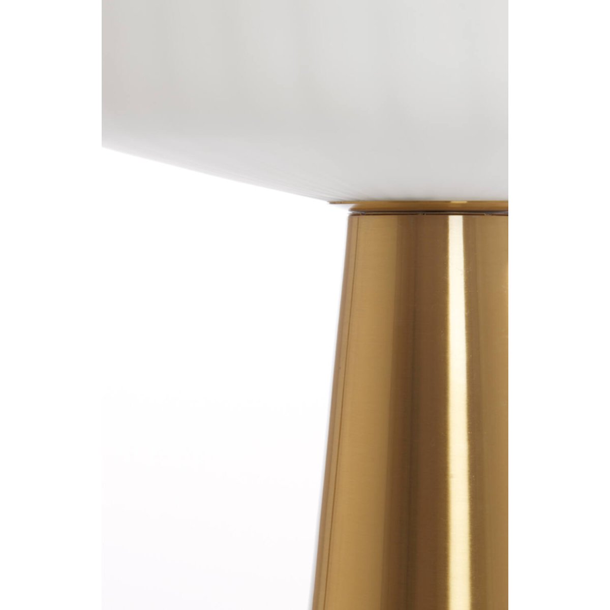 Pleat 45cm Guld/vit bordslampa från Light & Living - Pleat &auml;r en sofistikerad bordslampa med ett dekorativt mattvitt glas och en elegant guldfinish p&aring; foten.