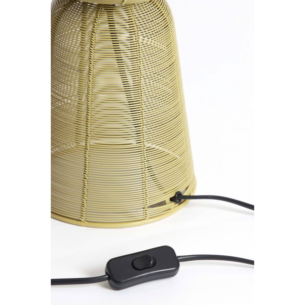 Aboso 42cm Ljusgrön bordslampa från Light & Living - Dess unika form ger en modern och elegant k&auml;nsla, perfekt f&ouml;r att lyfta inredningen i b&aring;de industriella och skandinaviska hem.