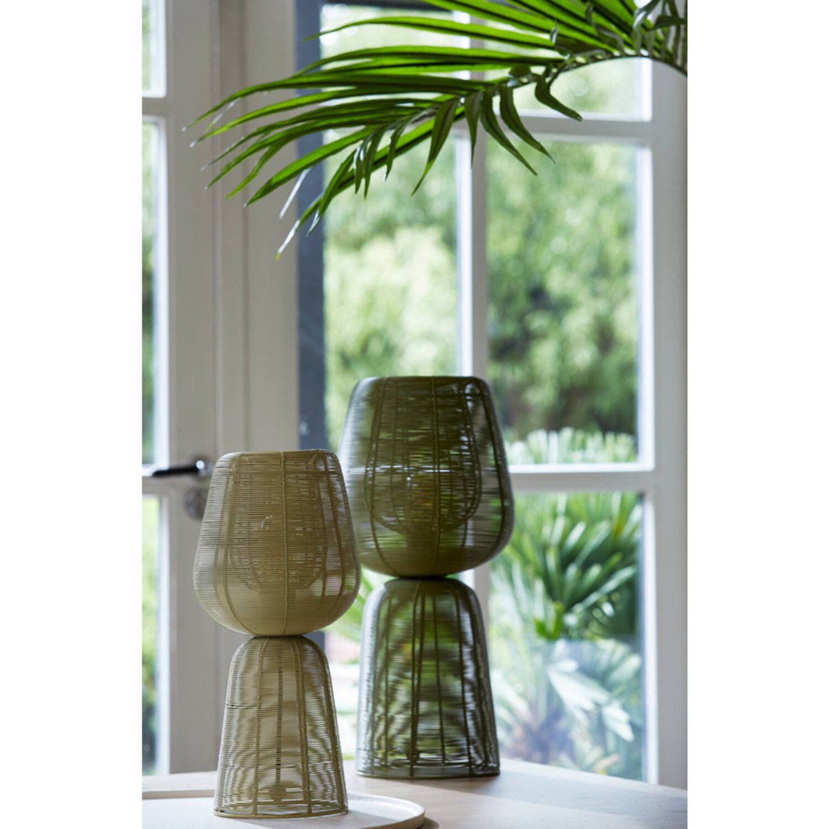 Aboso 42cm Ljusgrön bordslampa från Light & Living - Dess unika form ger en modern och elegant k&auml;nsla, perfekt f&ouml;r att lyfta inredningen i b&aring;de industriella och skandinaviska hem.