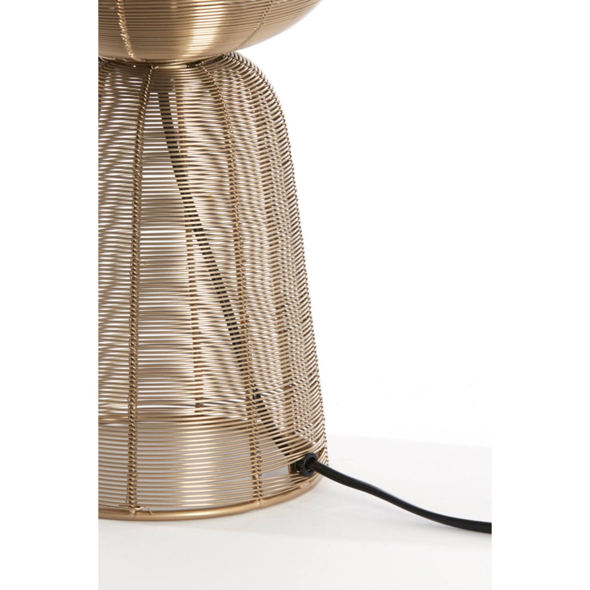 Aboso 42cm Guld bordslampa från Light & Living - Dess unika form ger en modern och elegant k&auml;nsla, perfekt f&ouml;r att lyfta inredningen i b&aring;de industriella och rustika hem.
