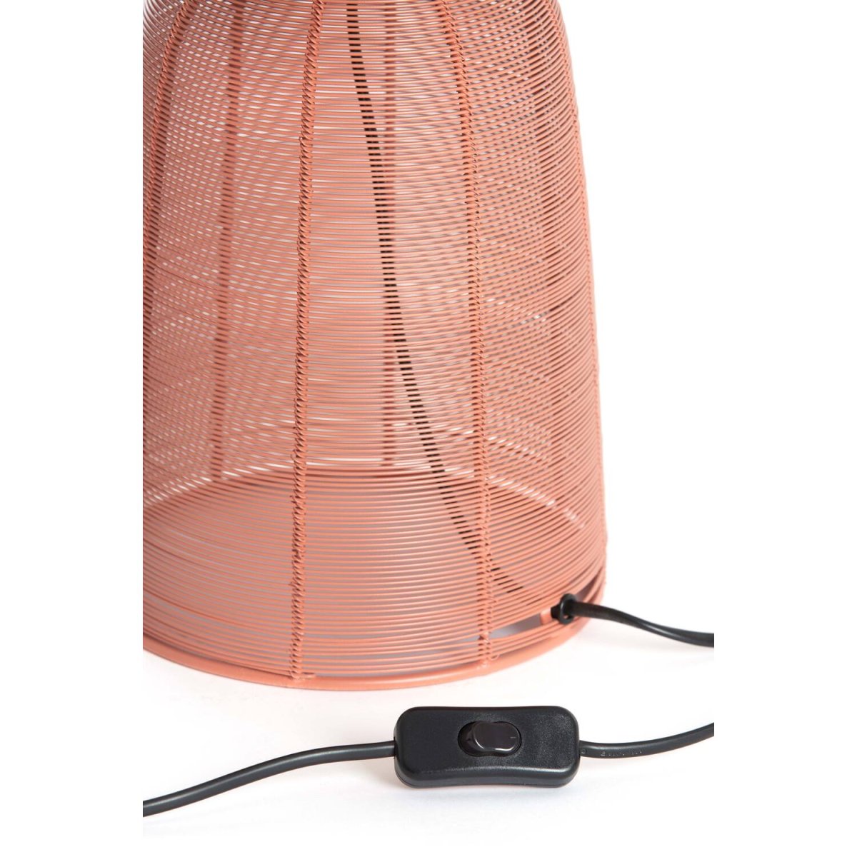 Aboso 54cm Korallrosa bordslampa från Light & Living - Dess unika form ger en modern och elegant k&auml;nsla, perfekt f&ouml;r att lyfta inredningen i b&aring;de industriella och skandinaviska hem.