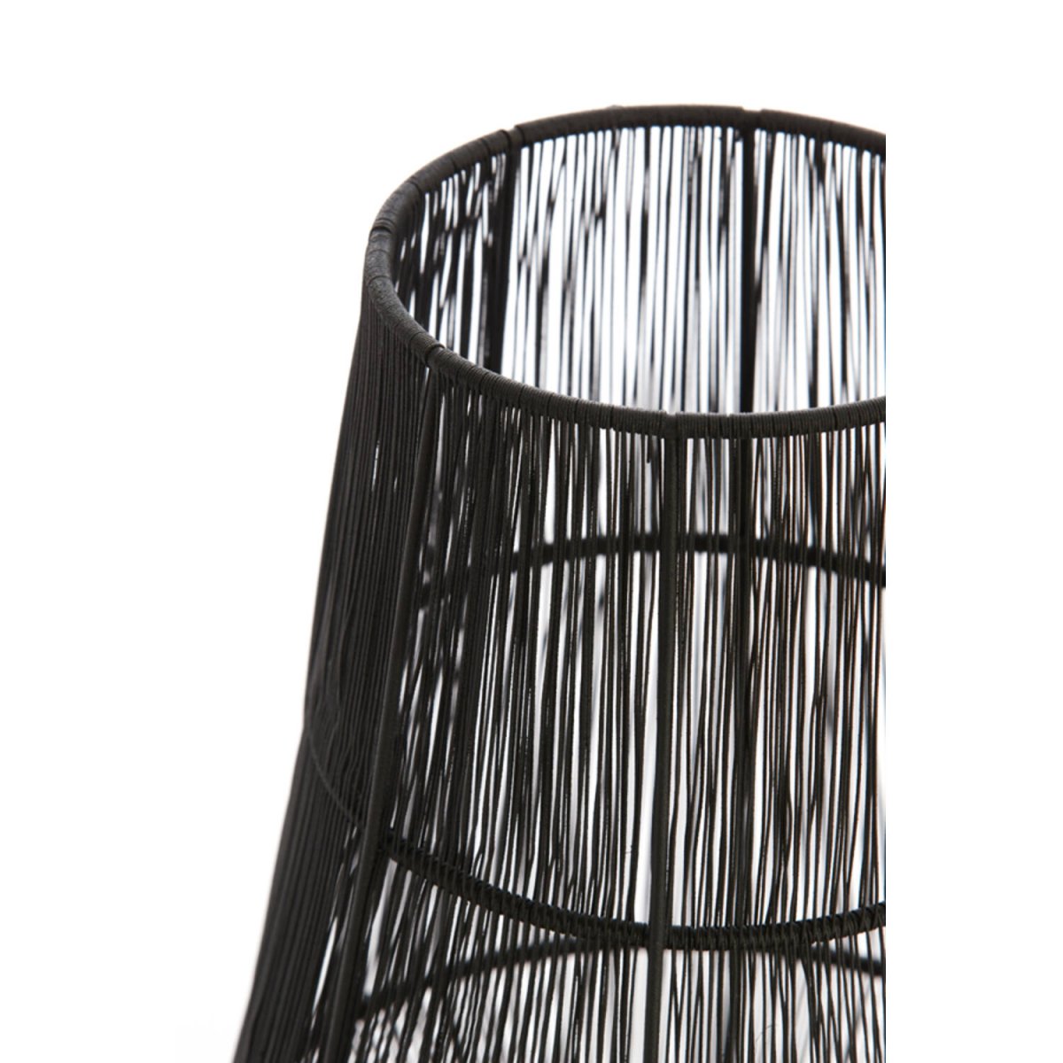 Banjar 33cm Svart bordslampa från Light & Living - Den luftiga konstruktionen ger en elegant kontrast mellan ljus och skugga, perfekt f&ouml;r att addera karakt&auml;r till ditt hem.