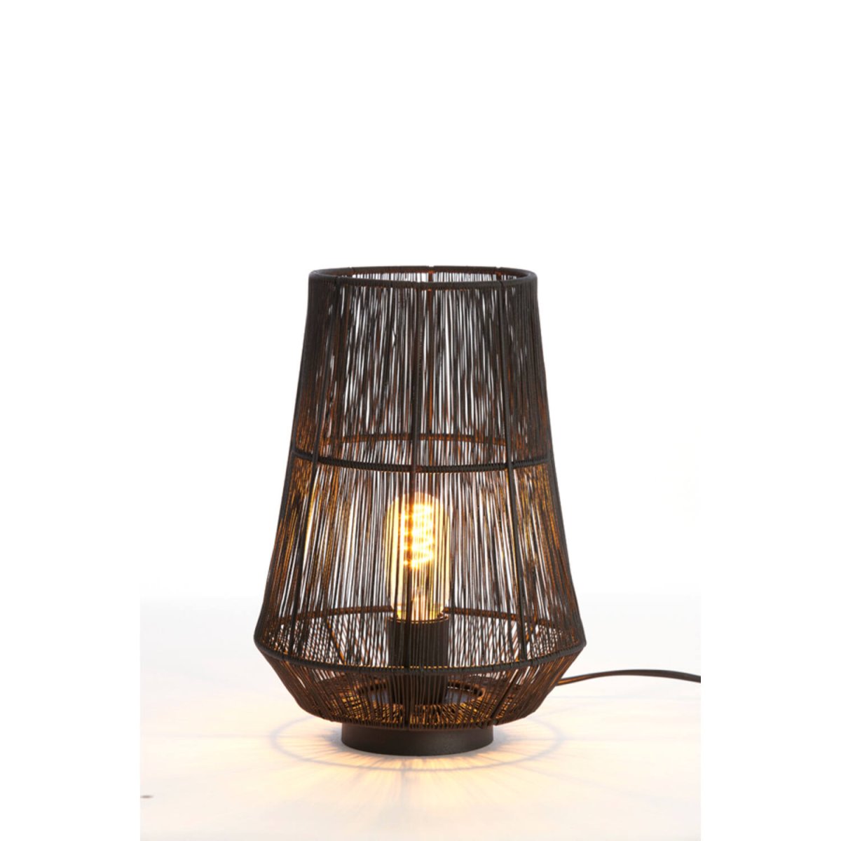 Banjar 33cm Svart bordslampa från Light & Living - Den luftiga konstruktionen ger en elegant kontrast mellan ljus och skugga, perfekt f&ouml;r att addera karakt&auml;r till ditt hem.