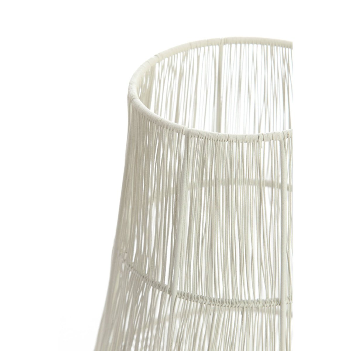 Banjar 33cm Krämvit bordslampa från Light & Living - Den luftiga konstruktionen ger en elegant kontrast mellan ljus och skugga, perfekt f&ouml;r att addera karakt&auml;r till ditt hem.