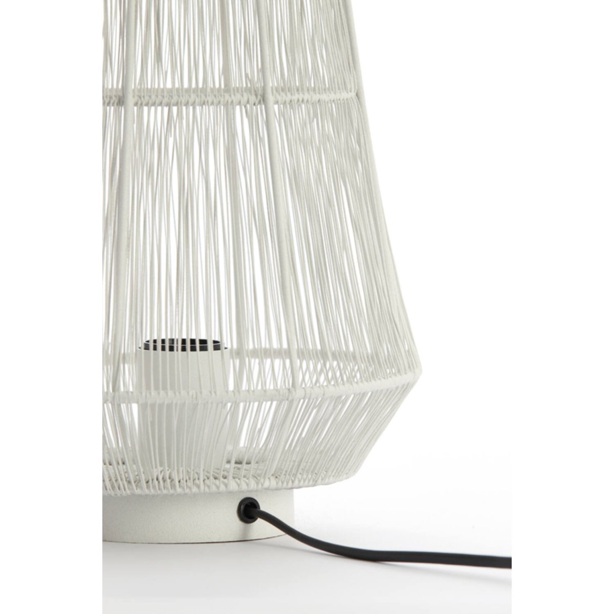 Banjar 33cm Krämvit bordslampa från Light & Living - Den luftiga konstruktionen ger en elegant kontrast mellan ljus och skugga, perfekt f&ouml;r att addera karakt&auml;r till ditt hem.