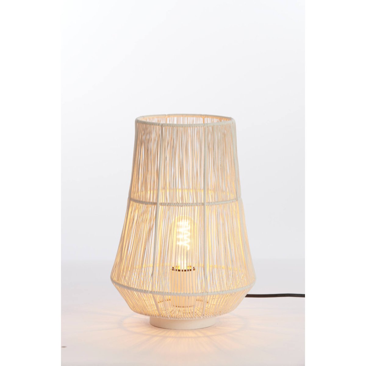 Banjar 33cm Krämvit bordslampa från Light & Living - Den luftiga konstruktionen ger en elegant kontrast mellan ljus och skugga, perfekt f&ouml;r att addera karakt&auml;r till ditt hem.